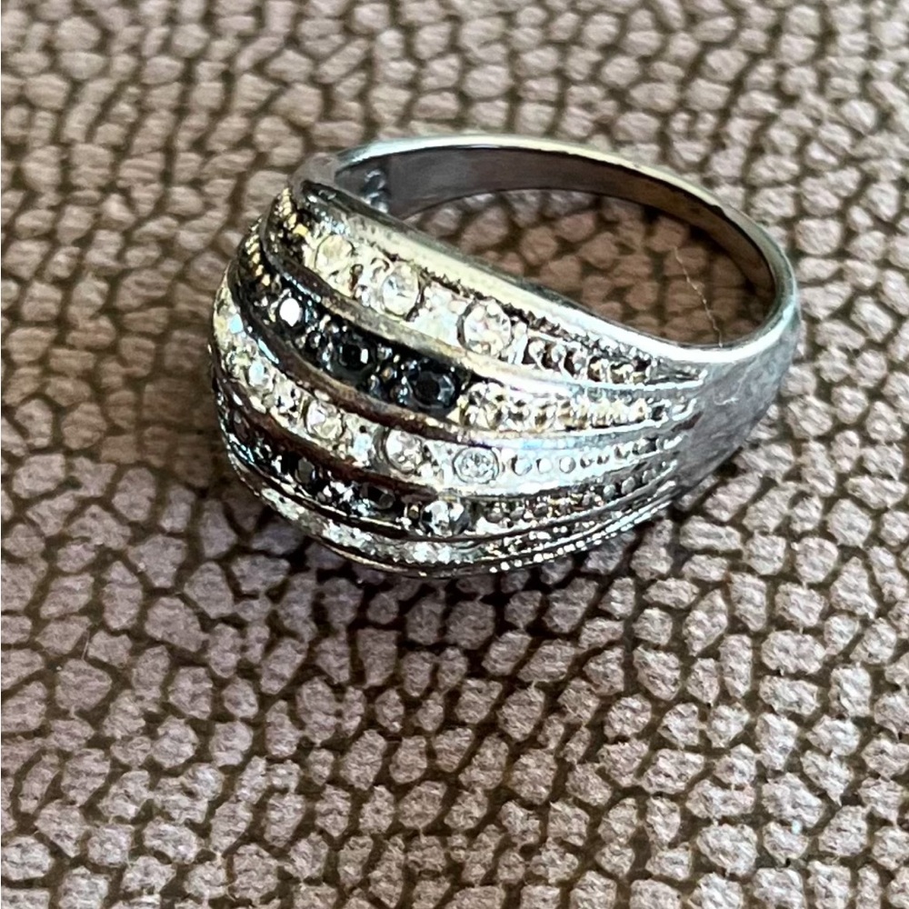 Elegant Dome Statement Ring with Black & Clear Crystals – Size 7.5